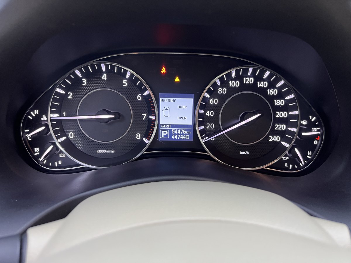 日產(chǎn) 途樂(lè)  2018款 4.0L 鉑金型圖片