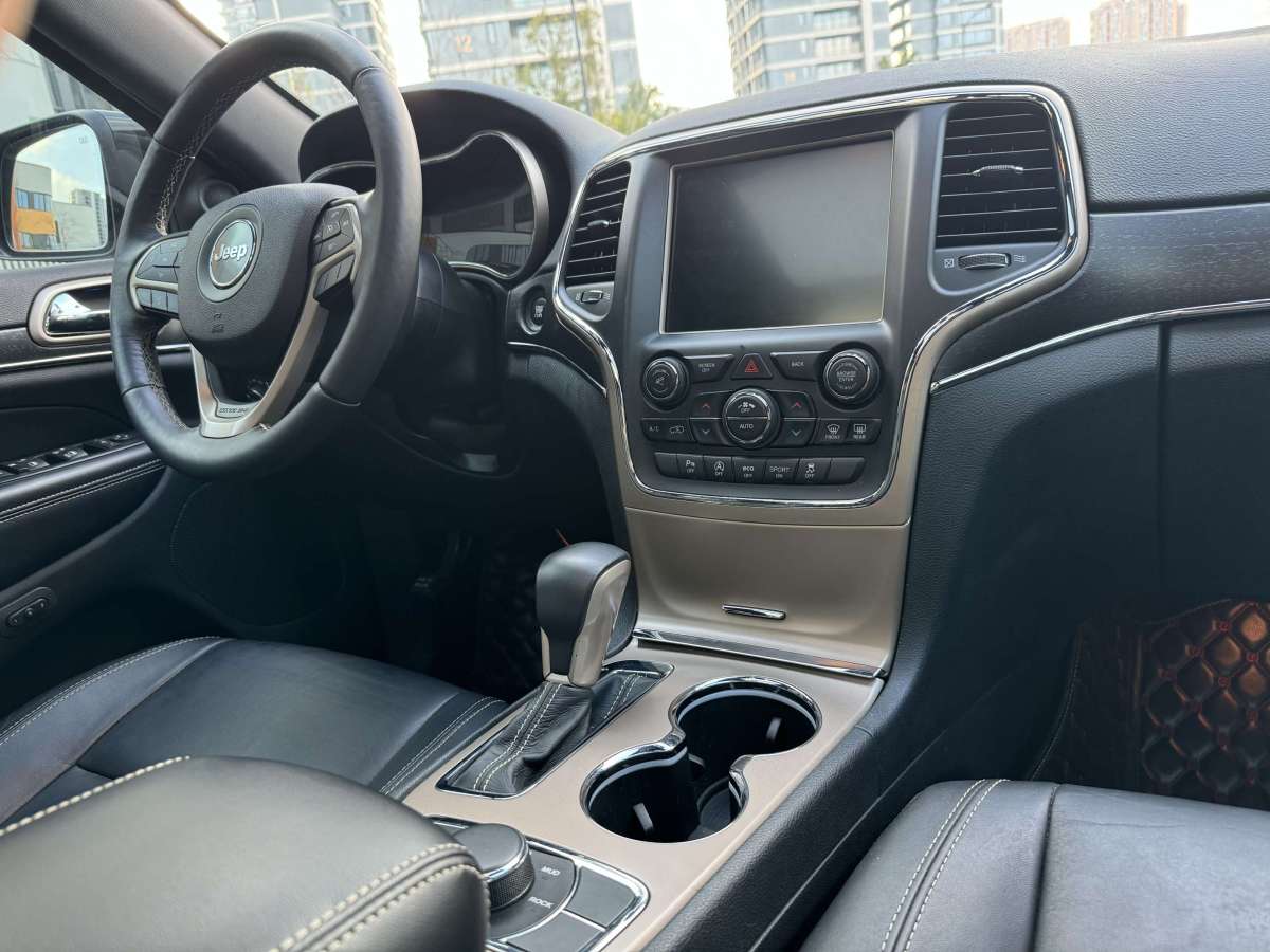 Jeep 大切諾基  2015款 3.0L 舒享導(dǎo)航版圖片