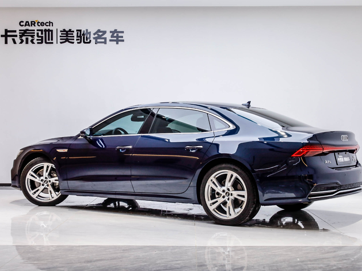 奧迪A7L 2024款 45TFSI quattro S-line 見遠(yuǎn)型 流晶套裝圖片