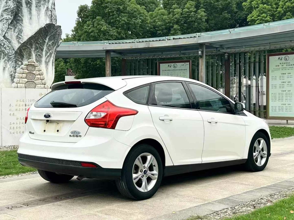 福特 ?？怂? 2014款 兩廂經(jīng)典 1.8L 自動(dòng)酷白典藏版圖片