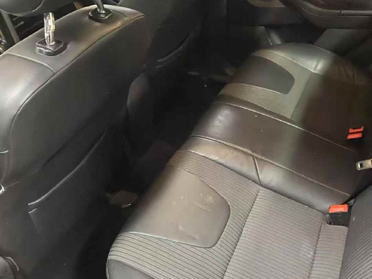 福特 ?？怂? 2014款 兩廂經(jīng)典 1.8L 手動(dòng)酷白典藏版圖片