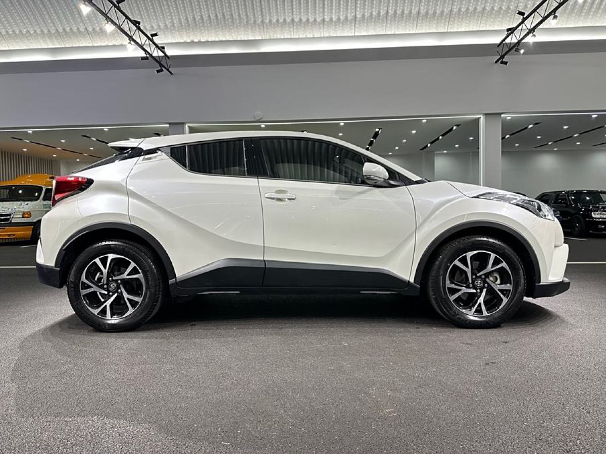 豐田 C-HR  2020款 2.0L 領(lǐng)先版圖片