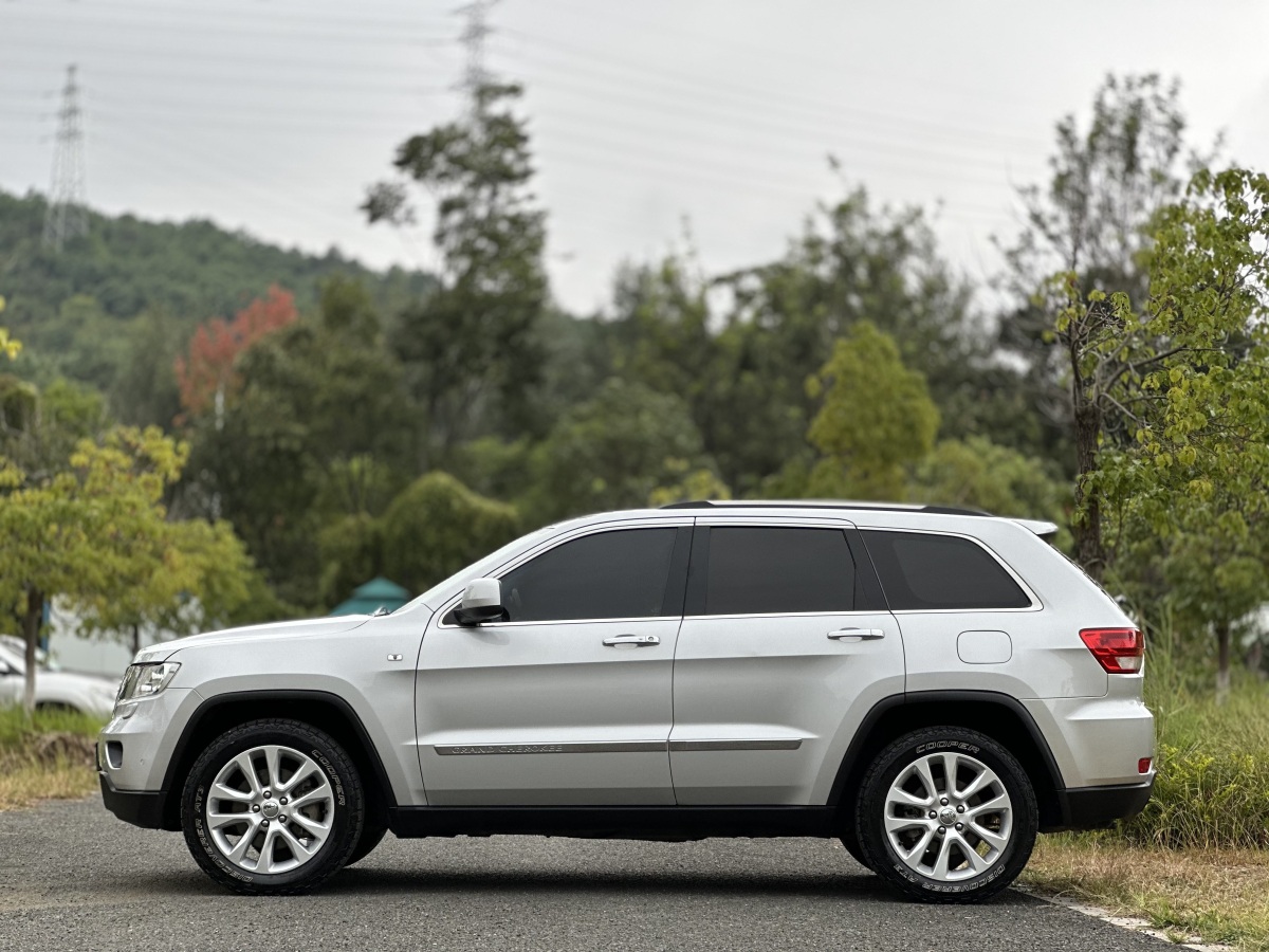 Jeep 大切諾基  2011款 改款 5.7L 旗艦導(dǎo)航版圖片