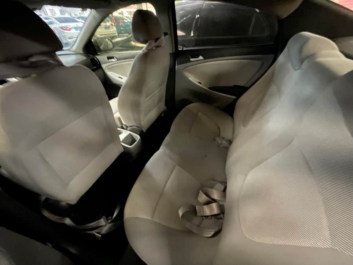 現(xiàn)代 瑞納  2010款 三廂 1.4L 手動舒適型GS圖片
