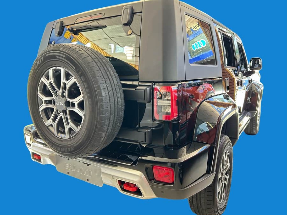 北京 BJ40  2020款 2.0T 自動(dòng)四驅(qū)城市獵人版?zhèn)b客型圖片