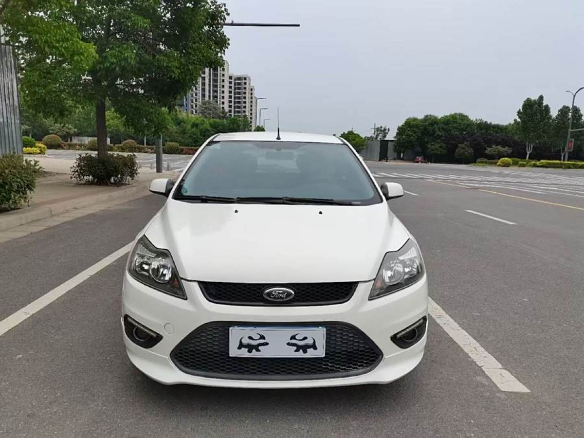 福特 福克斯  2013款 兩廂經(jīng)典 1.8L 手動(dòng)基本型圖片