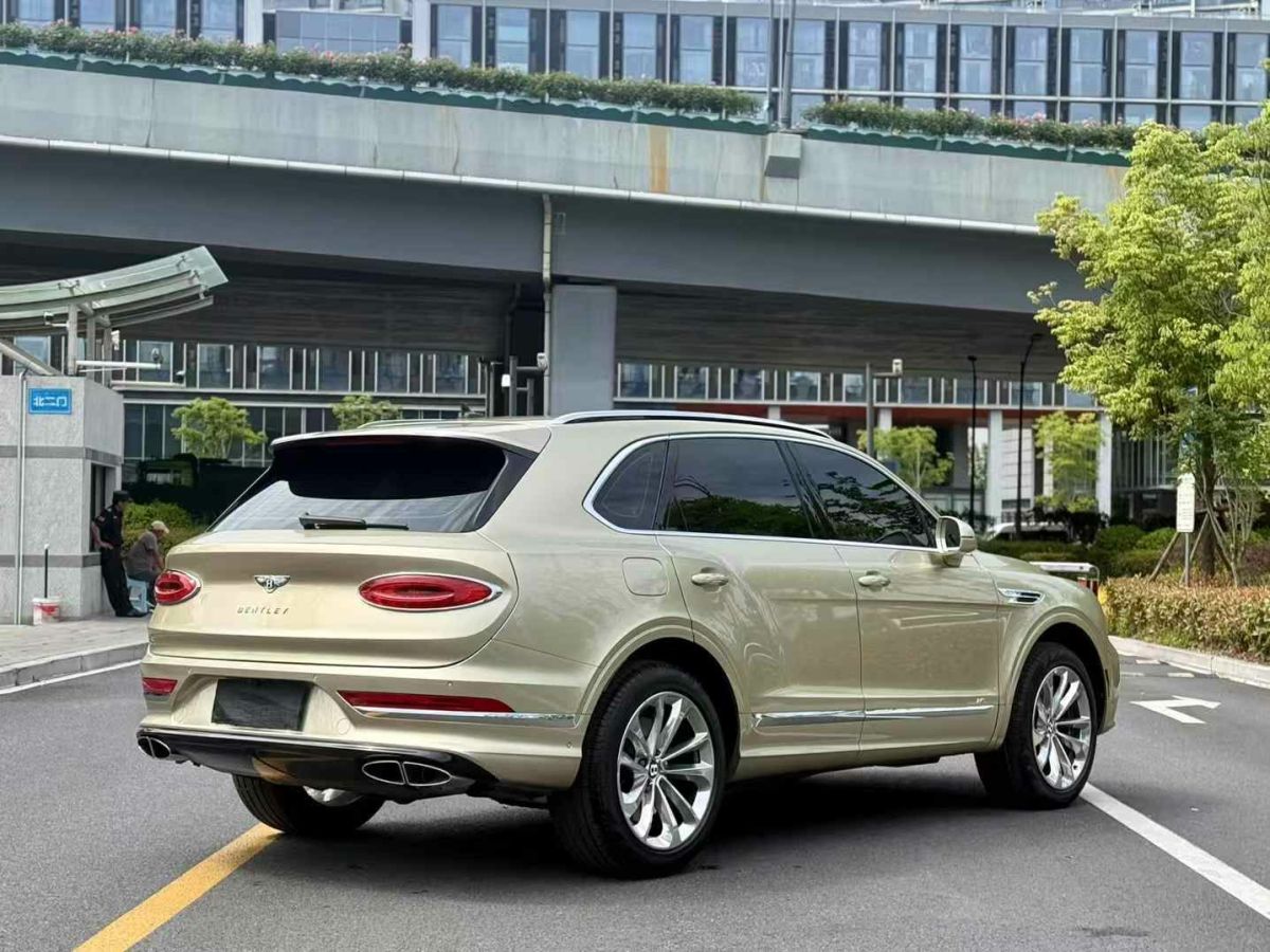 賓利 添越  2023款 4.0T V8 長(zhǎng)軸距版圖片