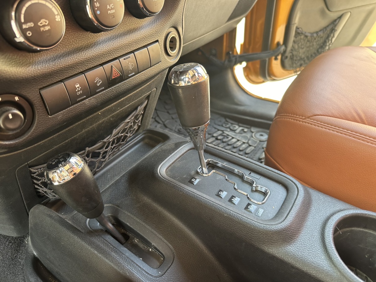 2014年08月Jeep 牧马人  2014款 3.0L Sahara 四门版