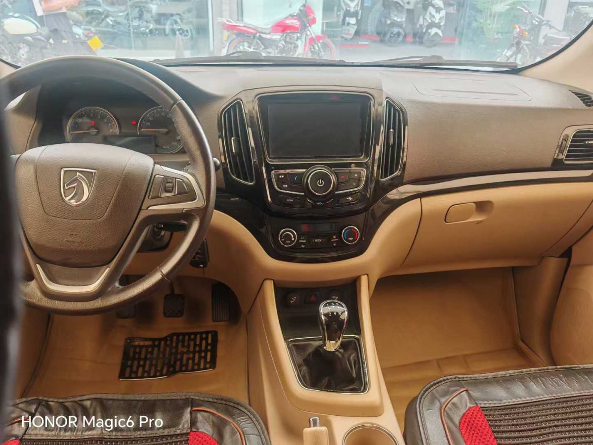 寶駿 730  2015款 1.8L 手動(dòng)豪華導(dǎo)航ESP版 7座圖片