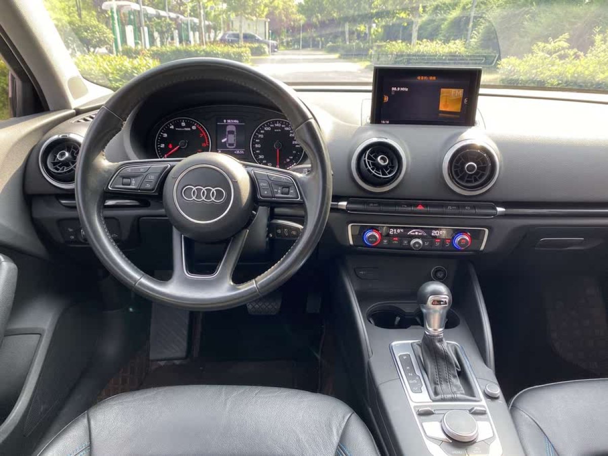 奧迪 奧迪A3  2018款 30周年年型 Limousine 35 TFSI 運(yùn)動(dòng)型圖片