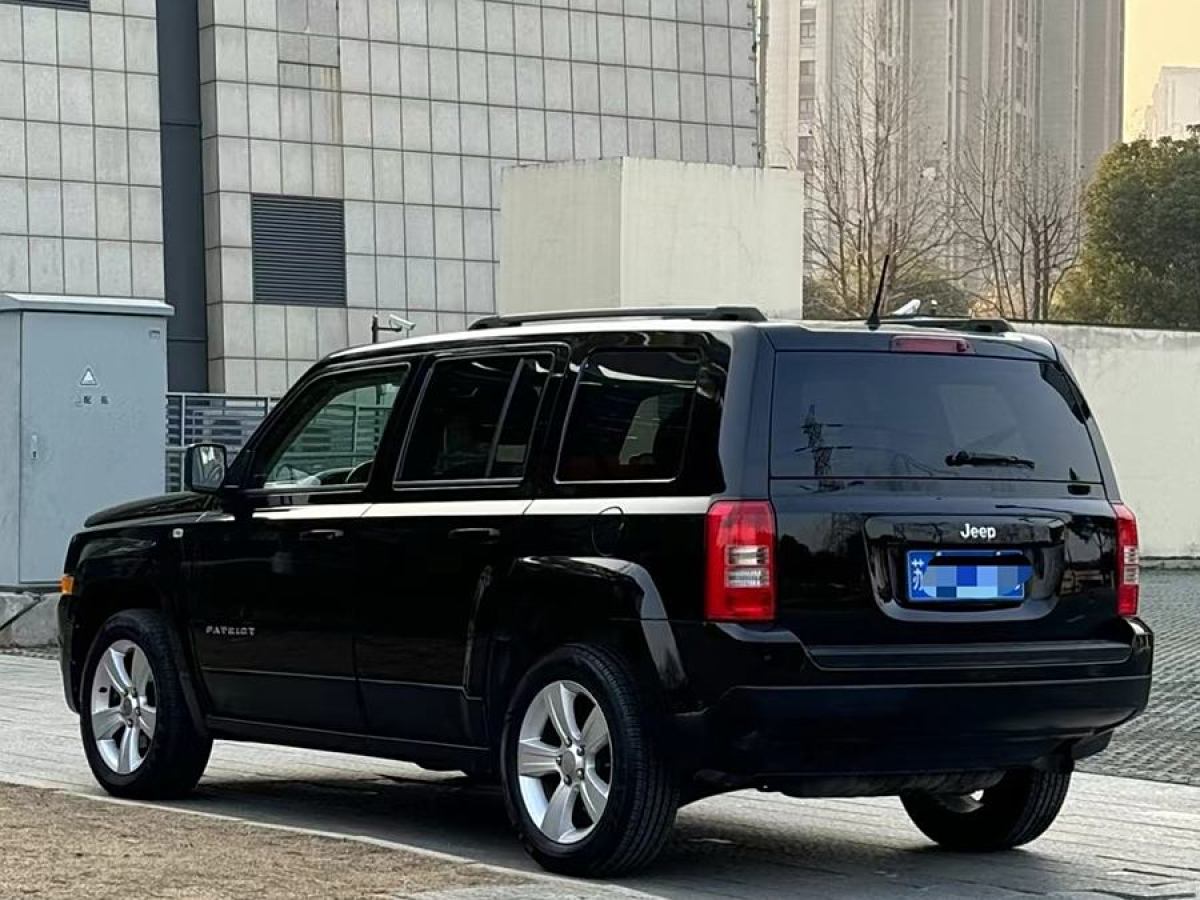 Jeep 自由客  2014款 2.0L 運(yùn)動(dòng)增強(qiáng)版圖片