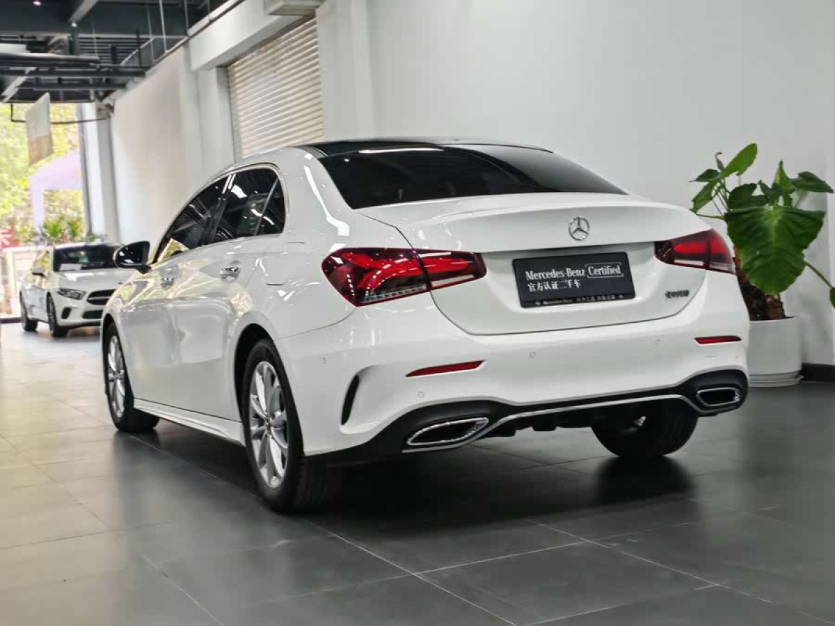 奔馳 奔馳A級(jí)  2022款 改款 A 200 L 運(yùn)動(dòng)轎車動(dòng)感型圖片