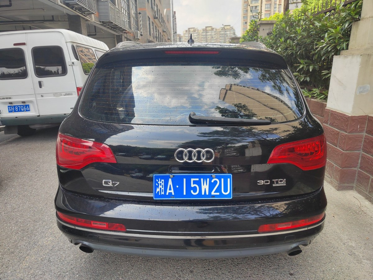 奧迪 奧迪Q7  2010款 3.0 TDI quattro 領(lǐng)先型圖片