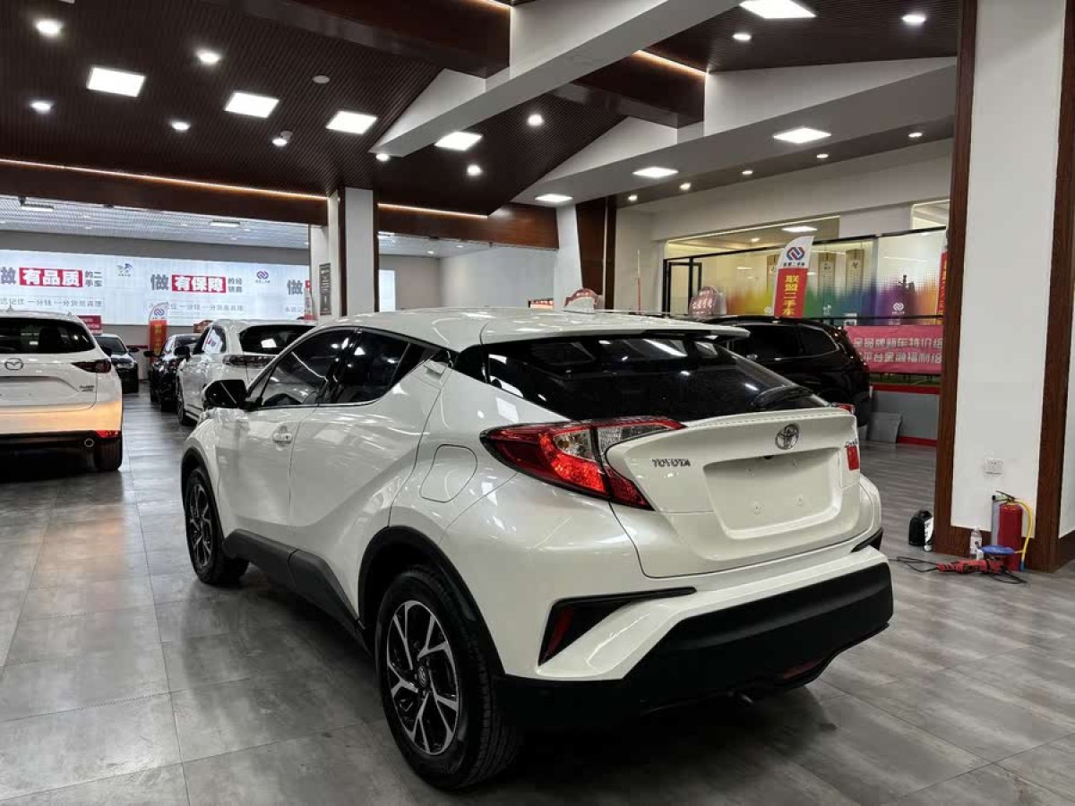 豐田 C-HR  2020款 2.0L 領(lǐng)先版圖片