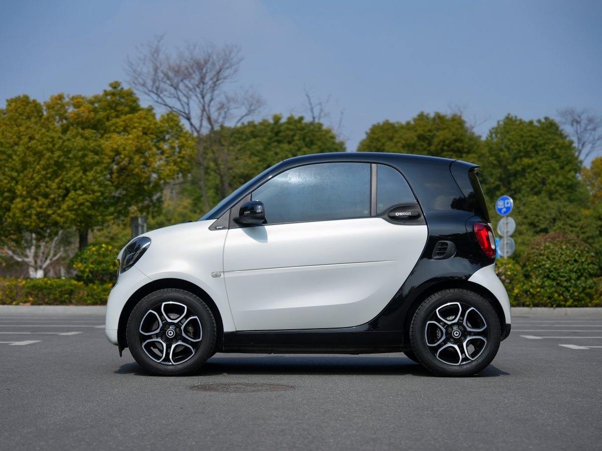 2016年12月smart fortwo  2016款 0.9T 66千瓦硬頂先鋒版