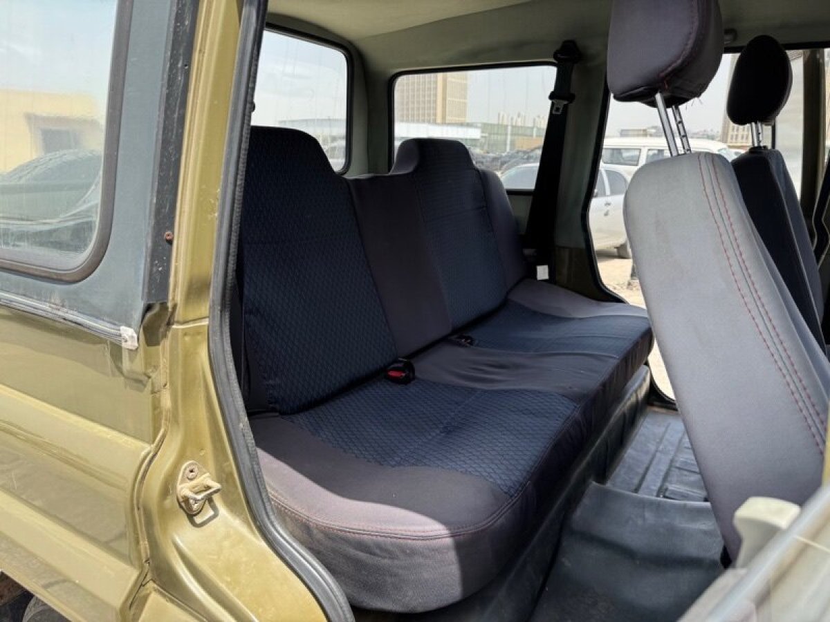 北汽制造 BJ 212  2016款 2.0L 方門 四驅(qū)豪華型 國(guó)IV圖片
