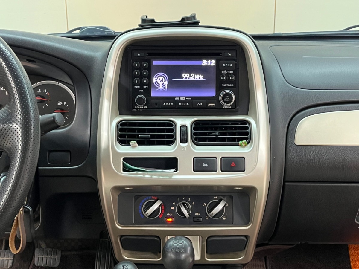日產(chǎn) 日產(chǎn)帕拉丁  2013款 2.4L 四驅(qū)標(biāo)準(zhǔn)型 國(guó)V圖片