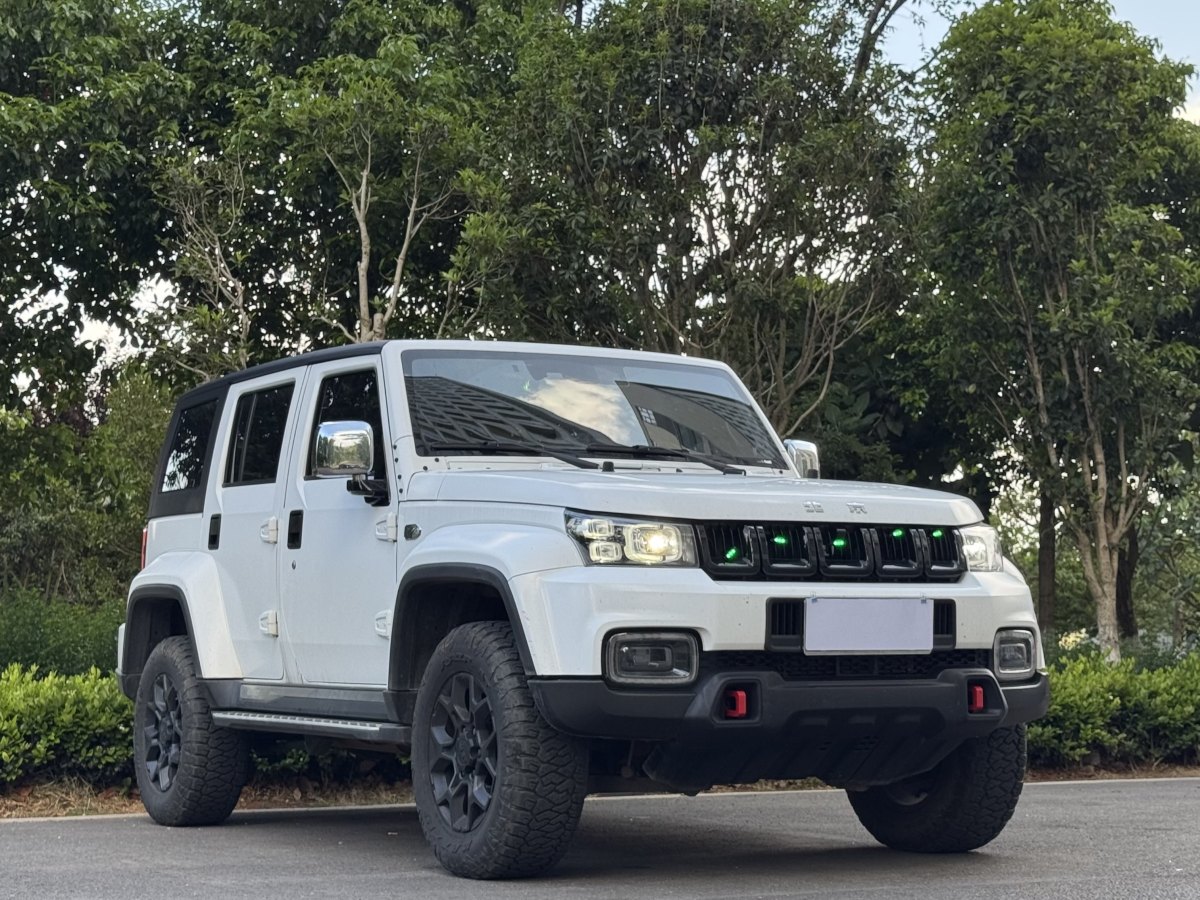 北京 BJ40  2023款 2.0D 自動(dòng)四驅(qū)刀鋒英雄版?zhèn)b客型圖片