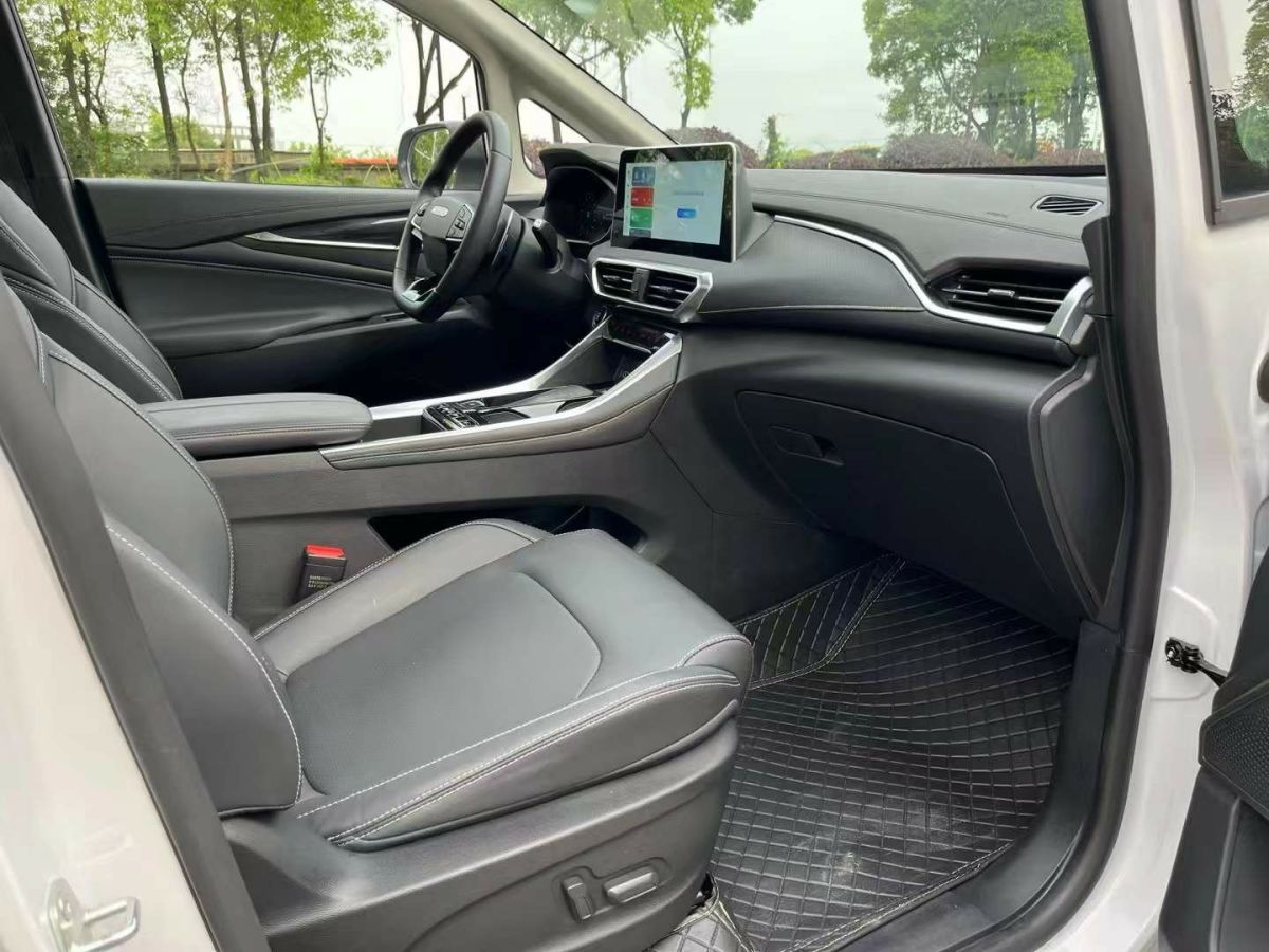 上汽大通 V80  2023款 2.0T AMT經(jīng)典城配王長軸高頂3座圖片