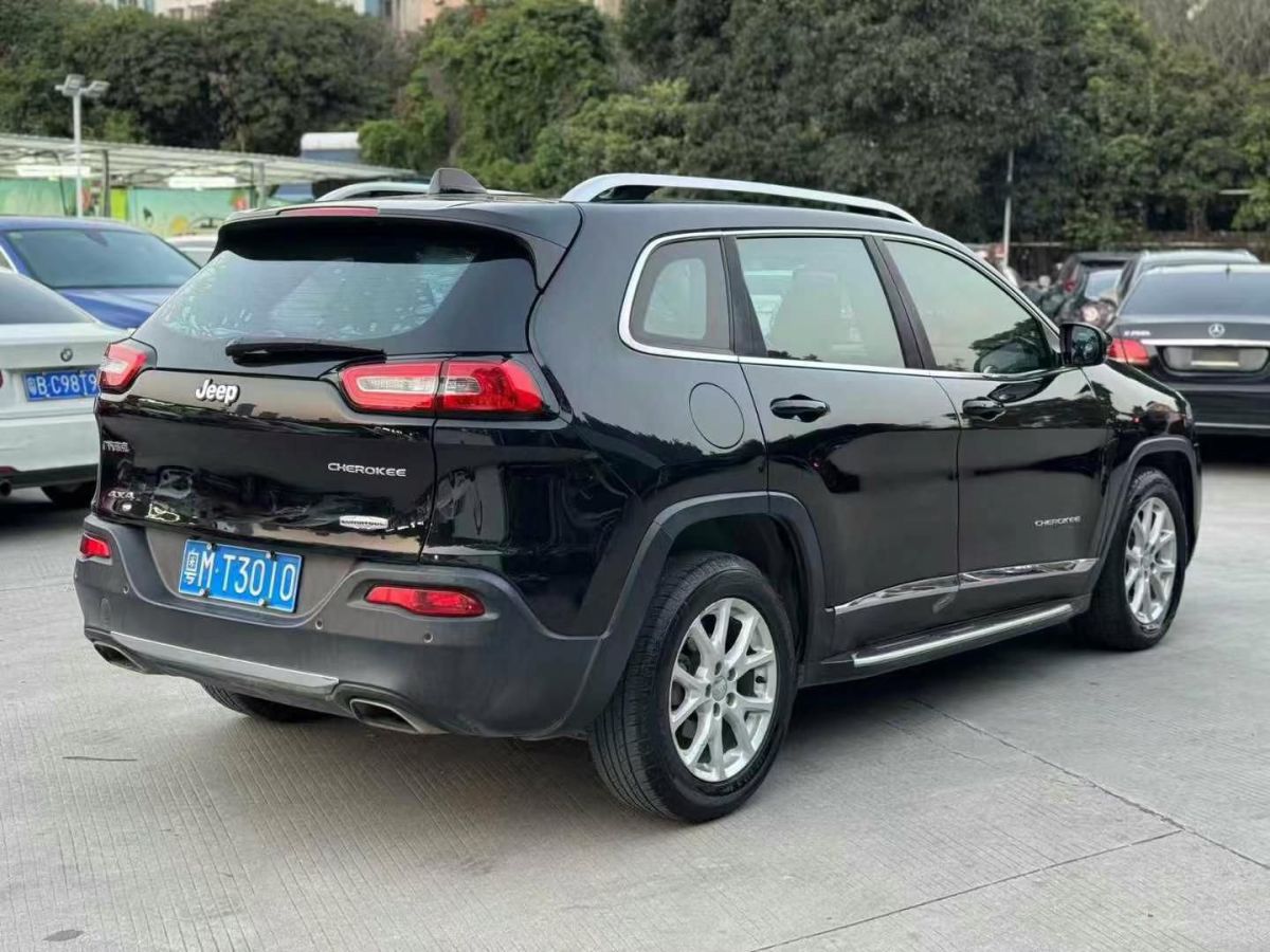 Jeep 自由光  2017款 2.0L 優(yōu)越版圖片