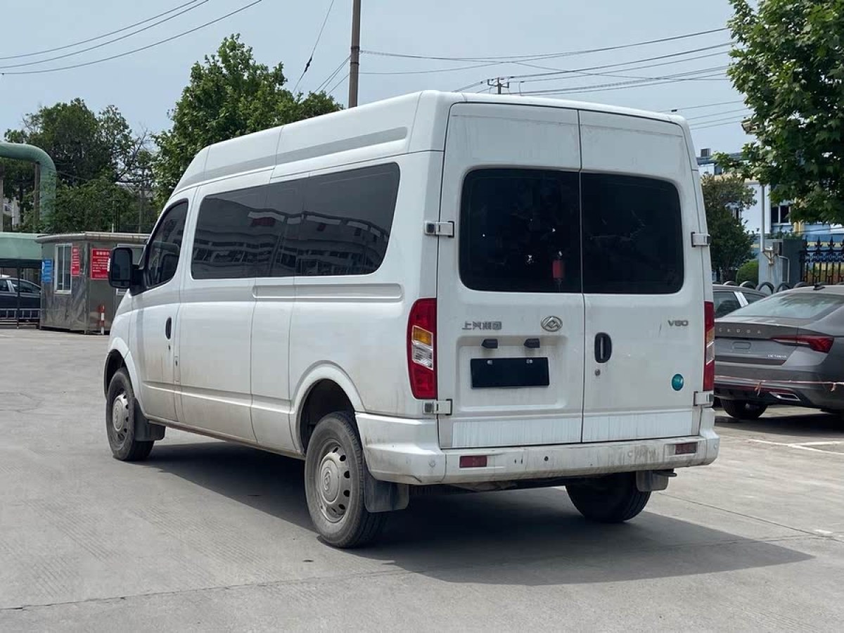 上汽大通 V80  2023款 2.0T 手動經(jīng)典傲運通長軸中頂6/7/8/9座圖片