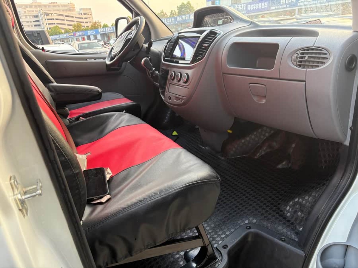 上汽大通 V80  2020款 2.5T 手動經(jīng)典城配王短軸中頂2/3座圖片