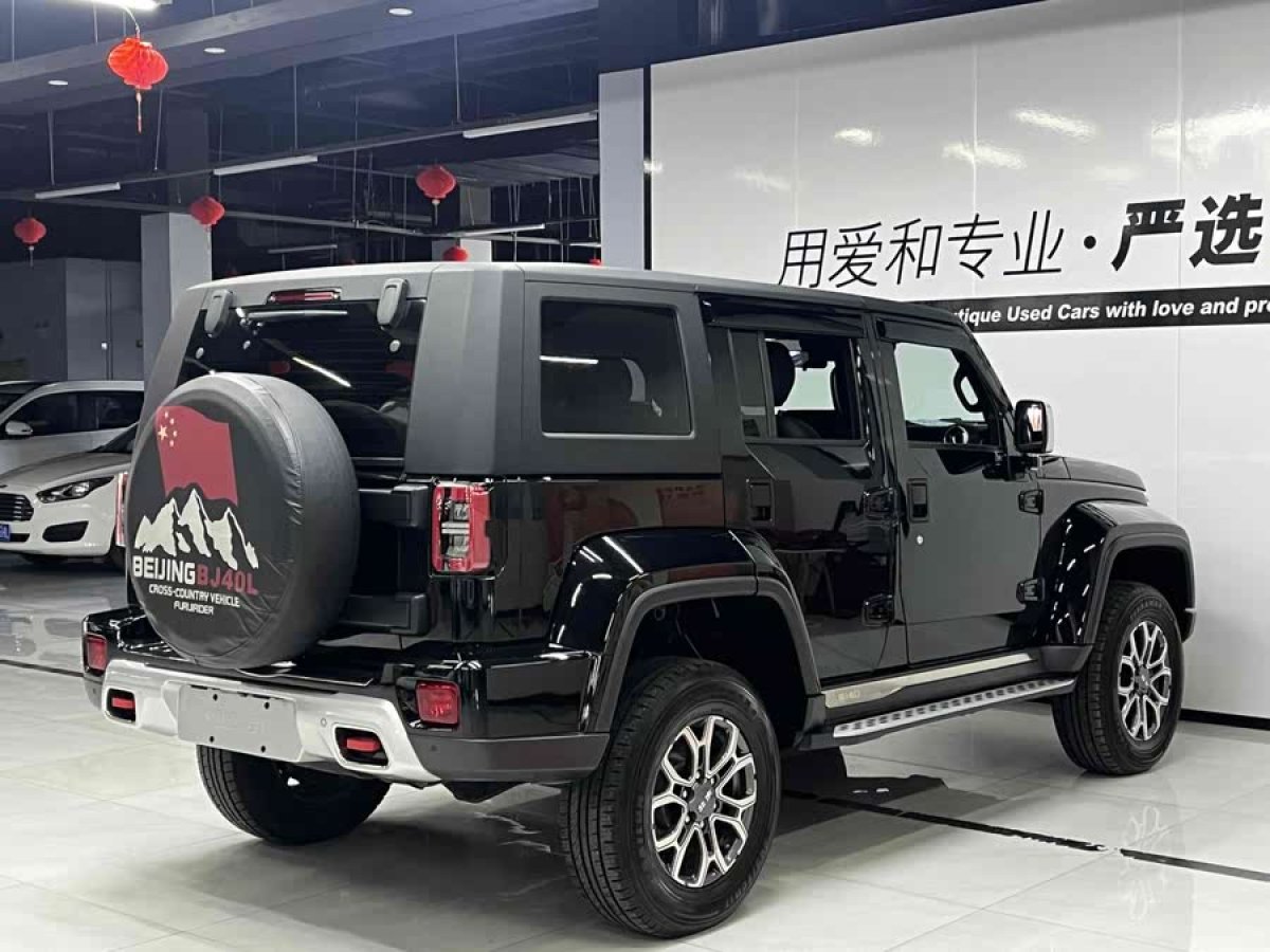 北京 BJ40  2020款 2.0T 自動(dòng)四驅(qū)城市獵人版?zhèn)b客型圖片
