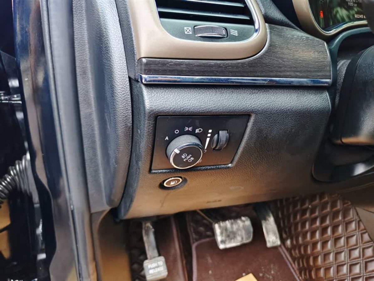 Jeep 大切諾基  2017款 3.0L 舒享導航版圖片