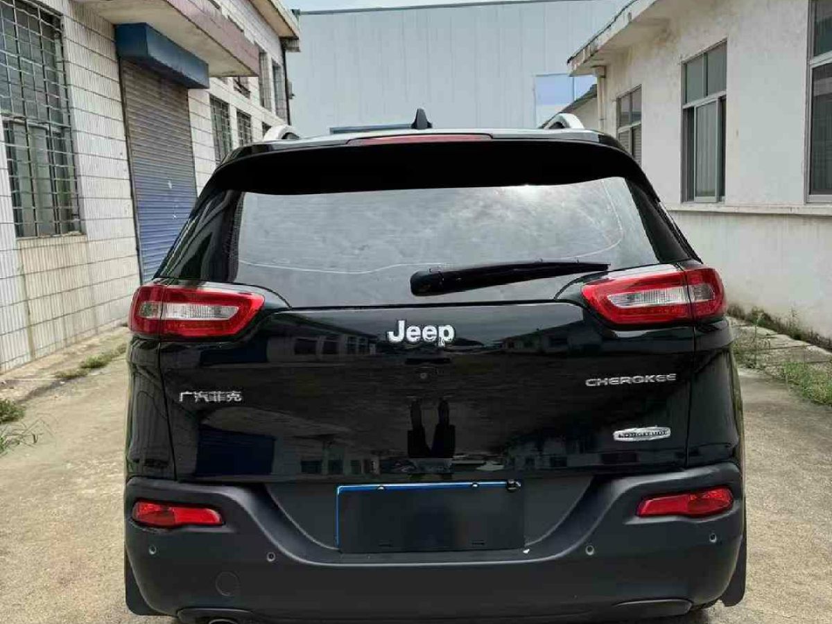 Jeep 自由光  2017款 2.0L 優(yōu)越版圖片