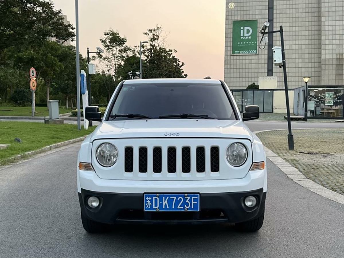 Jeep 自由客  2013款 2.4 豪華導(dǎo)航版圖片