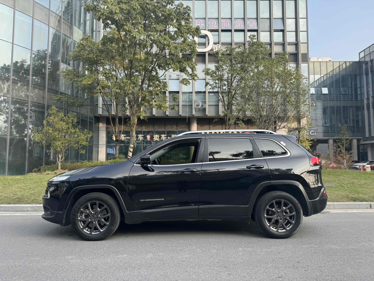 Jeep 自由光  2020款 2.0L 兩驅(qū)經(jīng)典運(yùn)動(dòng)版圖片