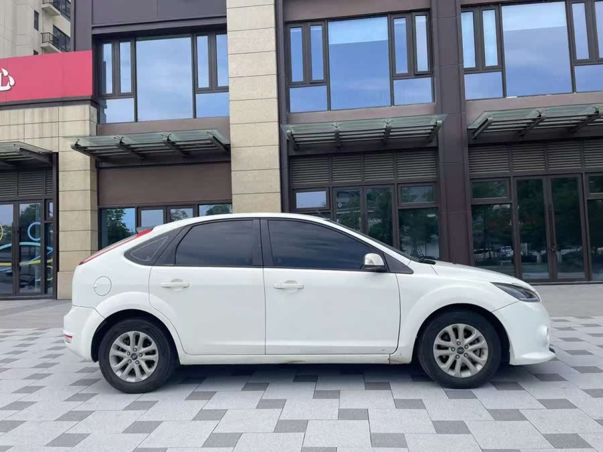 福特 ?？怂? 2013款 兩廂經(jīng)典 1.8L 自動基本型圖片
