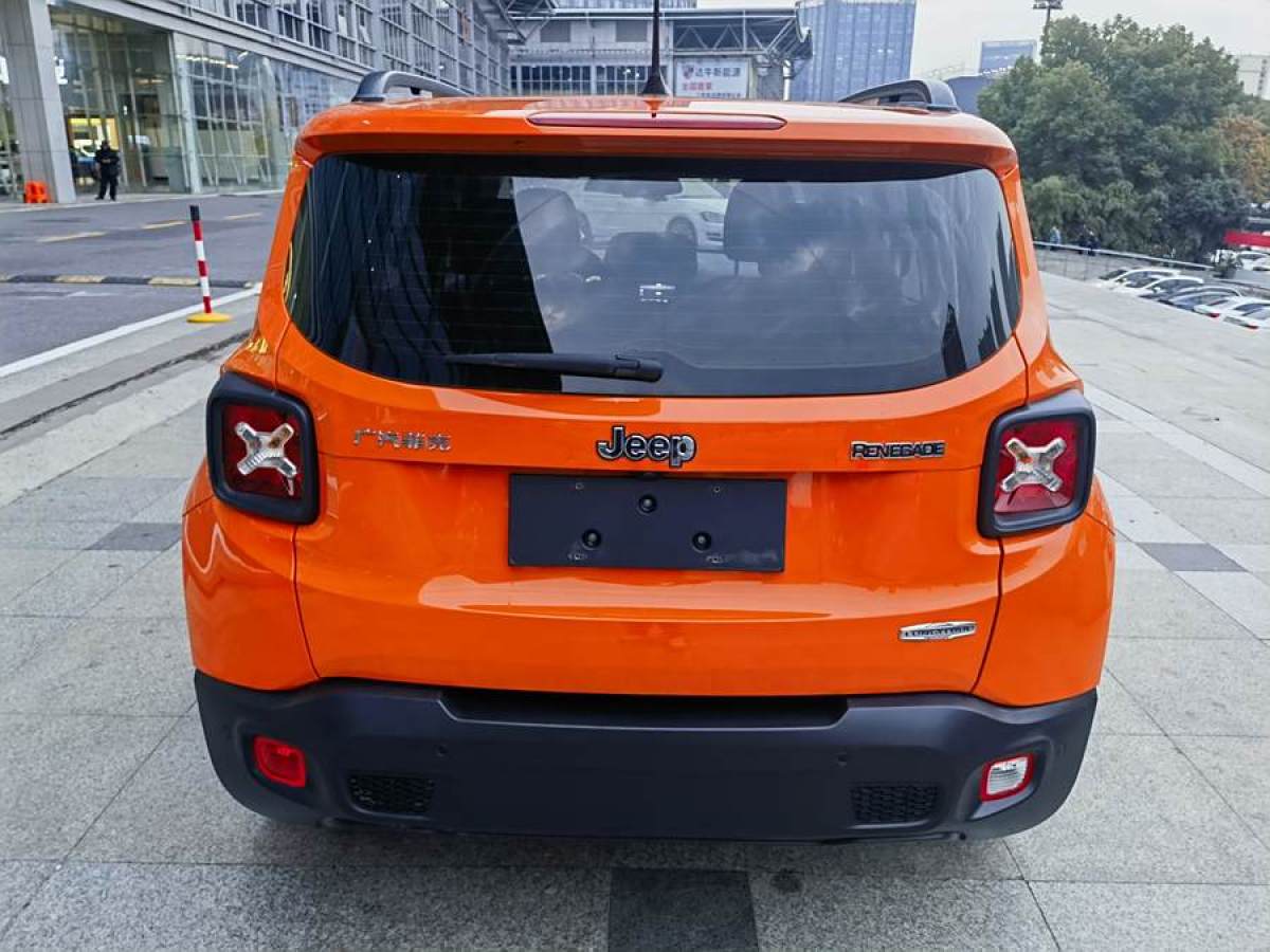 Jeep 自由俠  2018款 互聯(lián)大屏版 180T 自動(dòng)勁能版圖片