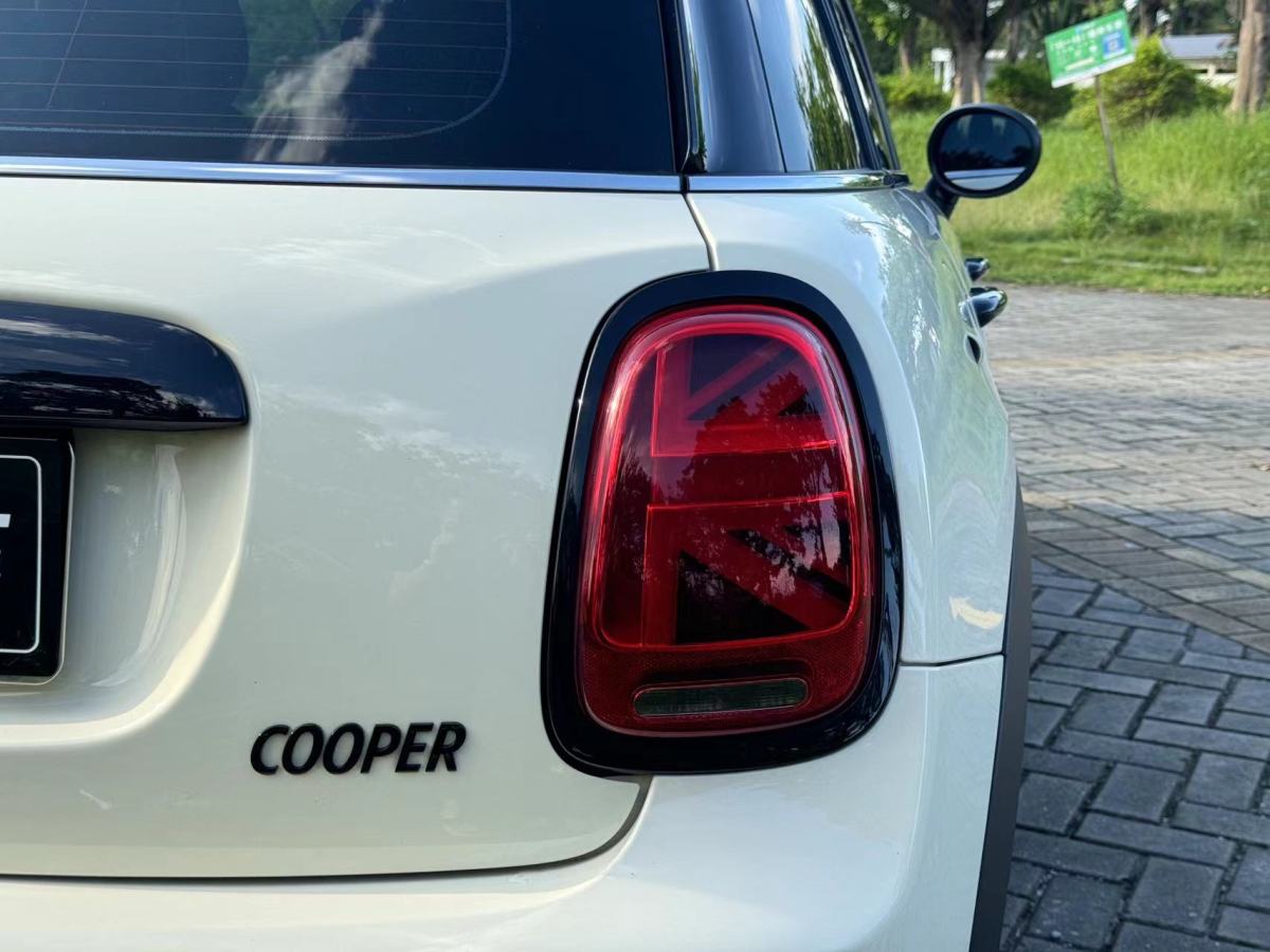 2022年10月MINI MINI  2022款 1.5T COOPER 藝術(shù)家 五門版