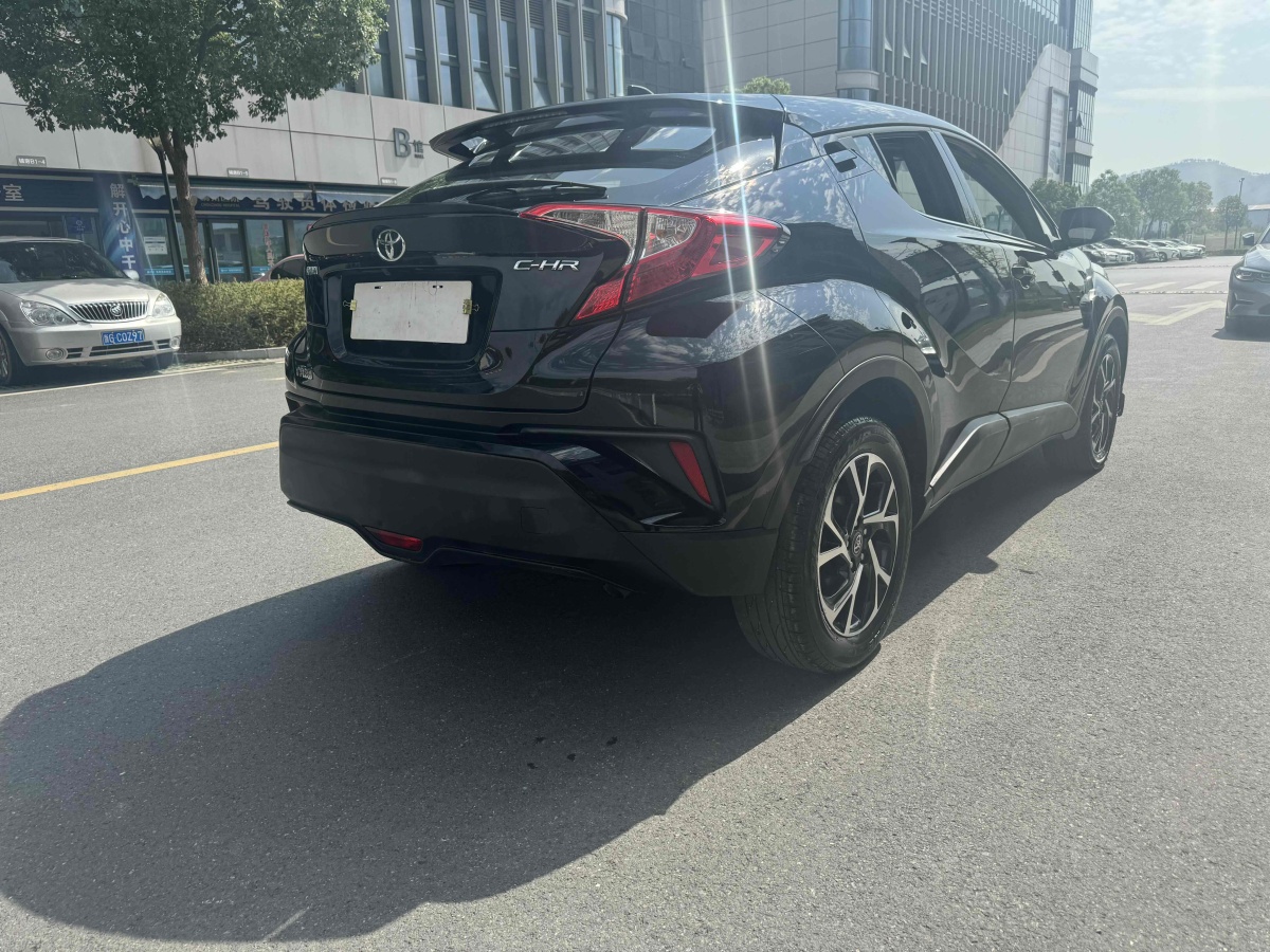 2020年5月豐田 C-HR  2020款 2.0L 酷越領(lǐng)先版