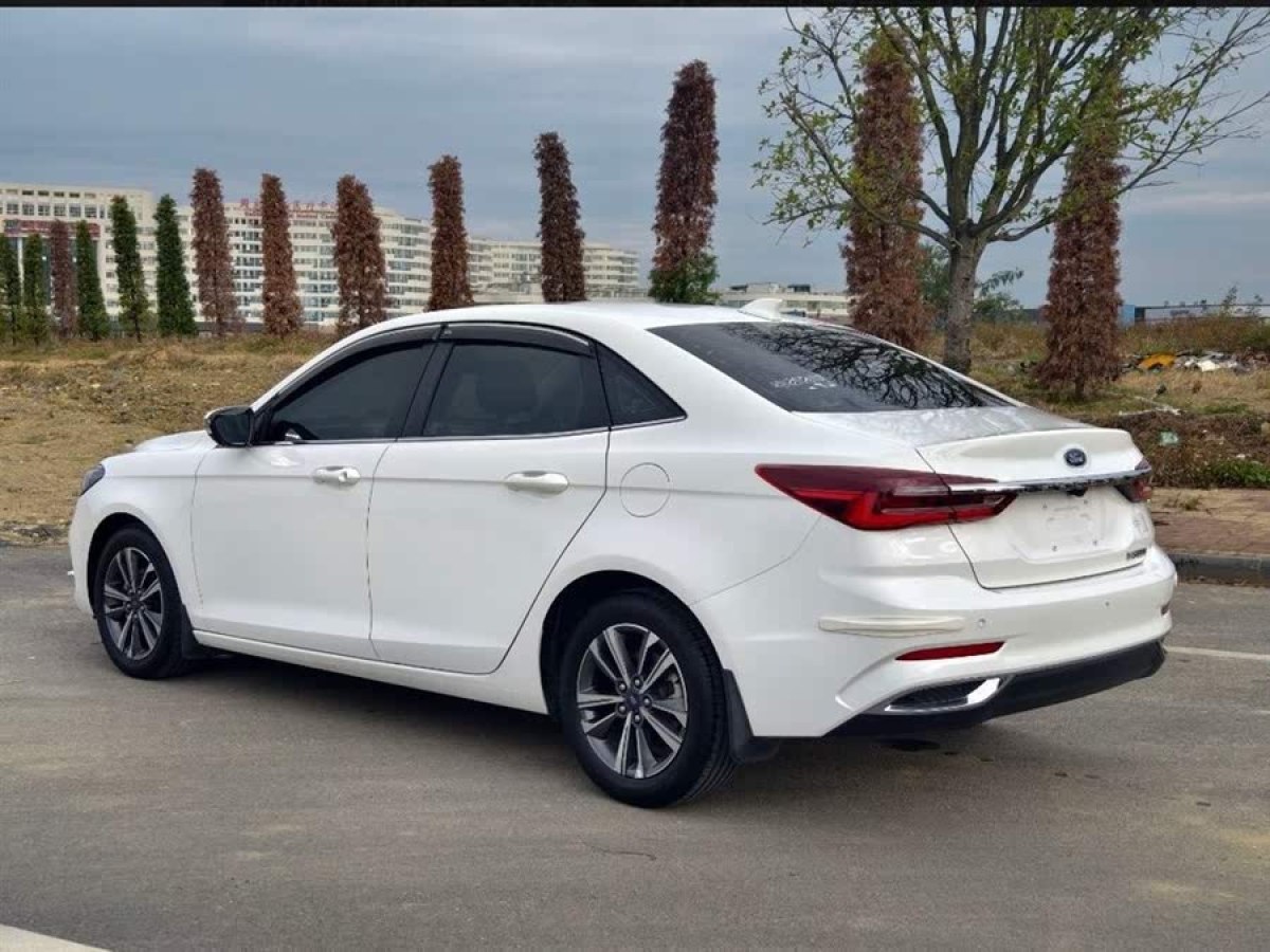 福特 福睿斯  2021款 1.5L 自動(dòng)鉆石版圖片