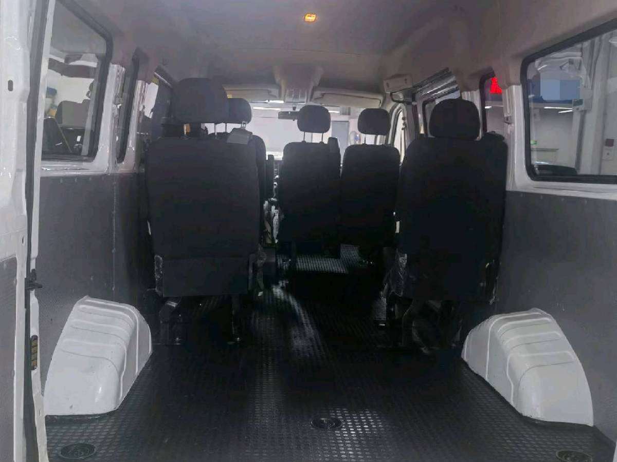 上汽大通 V80  2025款 超值版傲運(yùn)通 2.0T AMT長(zhǎng)軸中頂127Ps 6/7/9座圖片