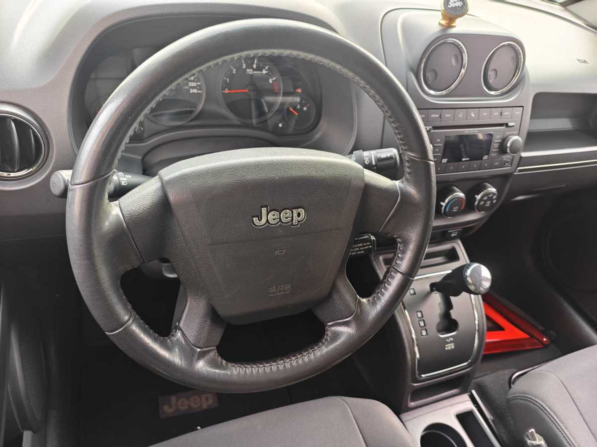 Jeep 指南者  2010款 2.4L 四驅(qū)運(yùn)動(dòng)版圖片