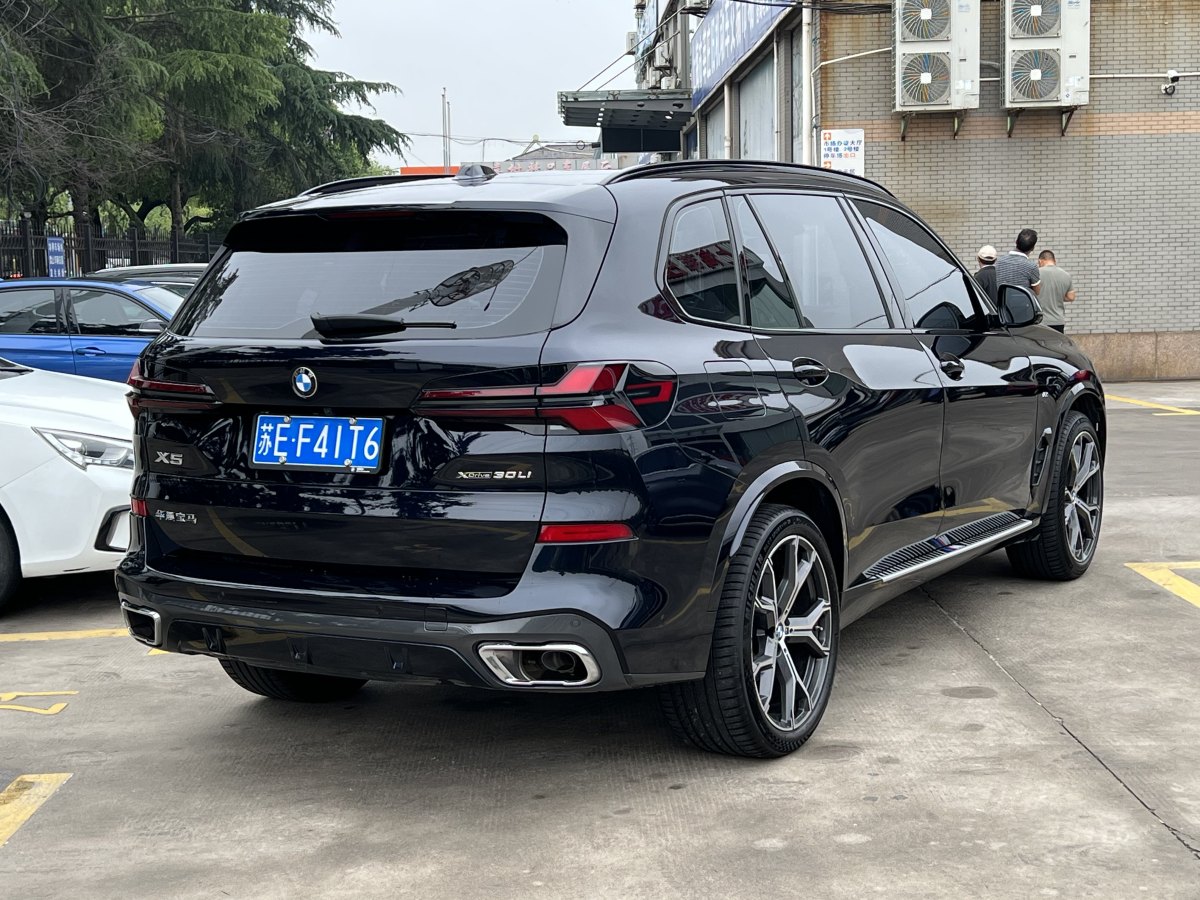 寶馬 寶馬X5  2023款 xDrive 30Li 尊享型M運(yùn)動曜夜套裝圖片