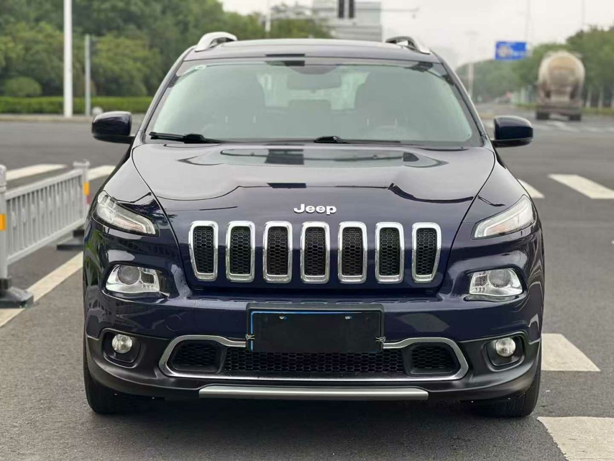 Jeep 自由俠  2018款 互聯(lián)大屏版 180T 自動(dòng)智能版圖片