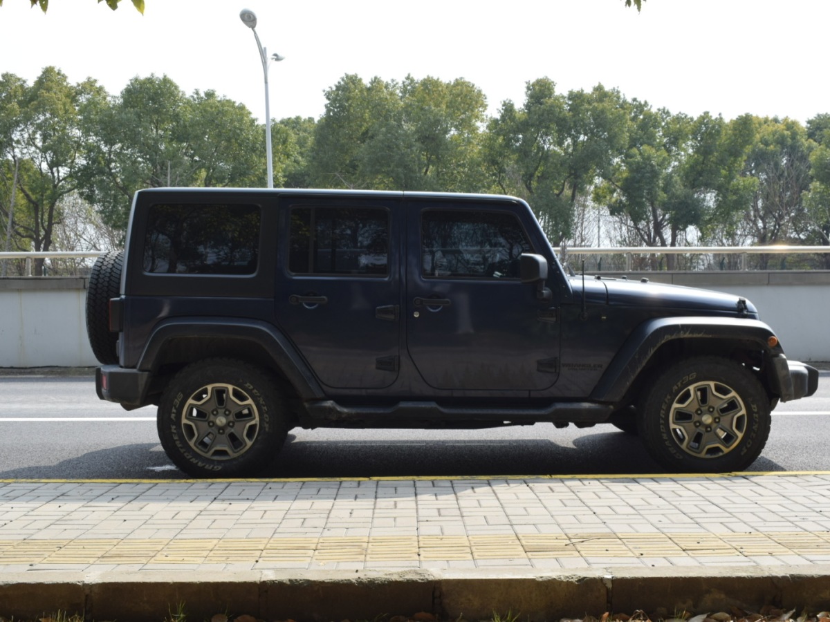 Jeep 牧马人  2015款 3.0L Sahara 四门舒享版图片