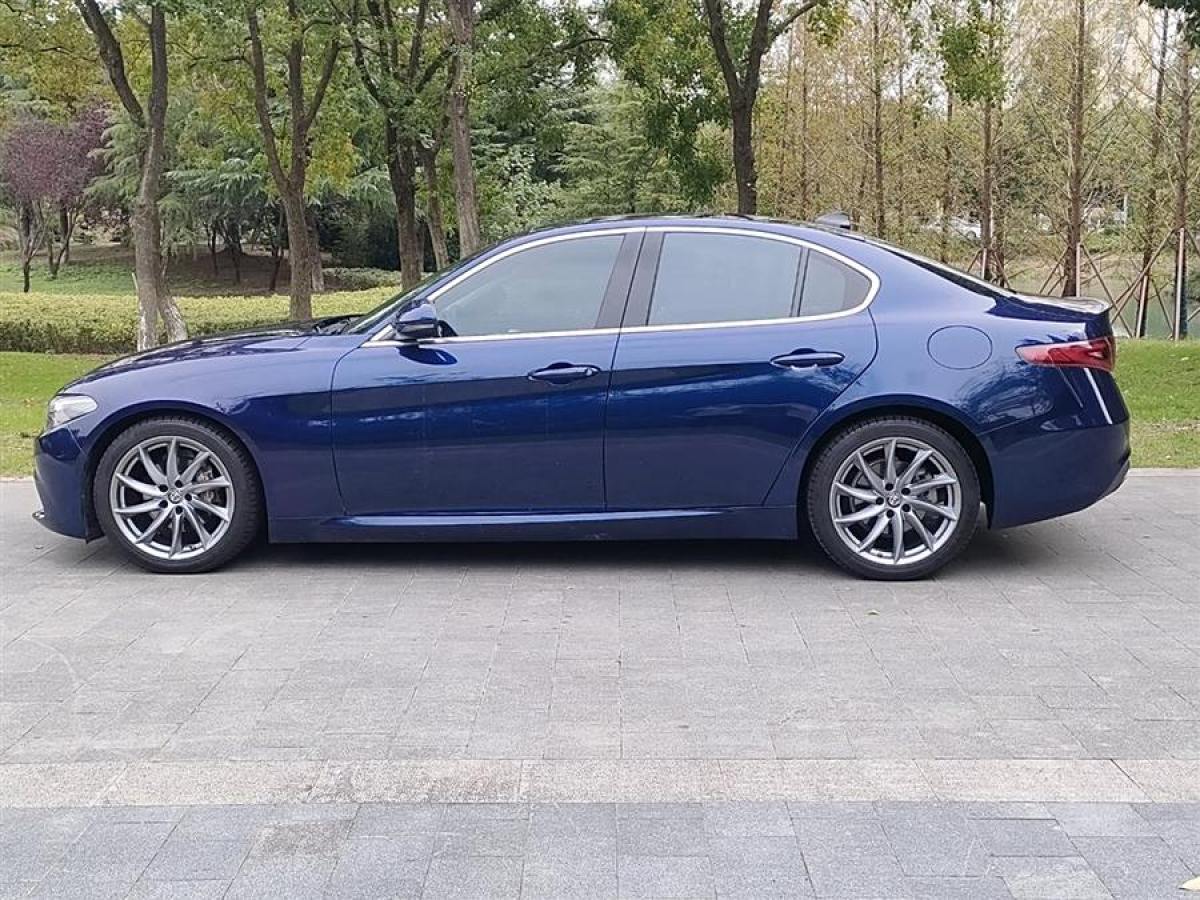 阿爾法·羅密歐 Giulia  2018款 2.0T 200HP 豪華版 碳纖維限量版圖片