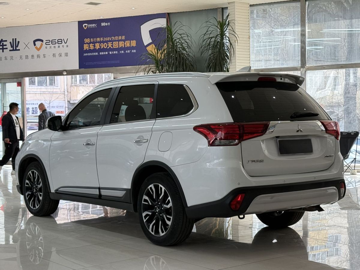 三菱 歐藍(lán)德  2019款 2.4L 四驅(qū)致享版 5座 國VI圖片