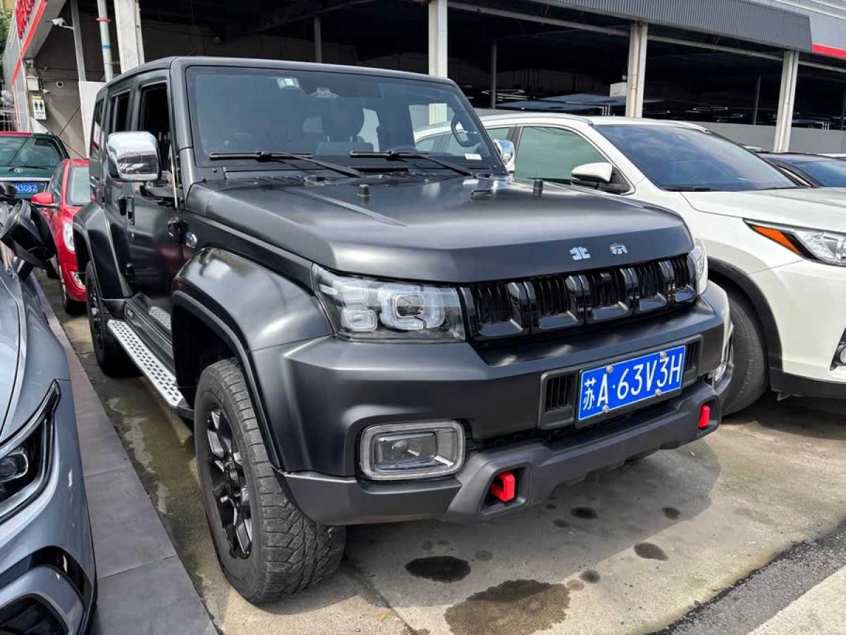 北京 BJ40  2021款 2.0D 自動四驅(qū)刀鋒英雄版?zhèn)b客型圖片