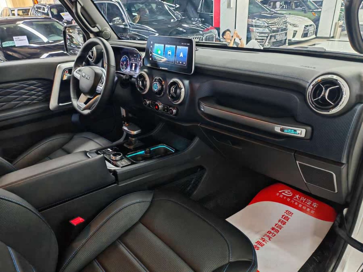 北京 BJ40  2020款 2.0T 自動(dòng)四驅(qū)致敬2020版?zhèn)b客型圖片