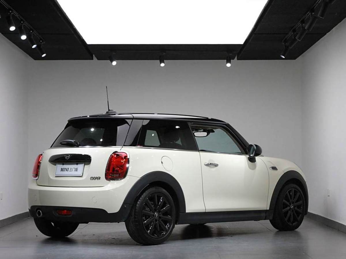 MINI COUNTRYMAN  2018款 1.5T COOPER 藝術(shù)家圖片