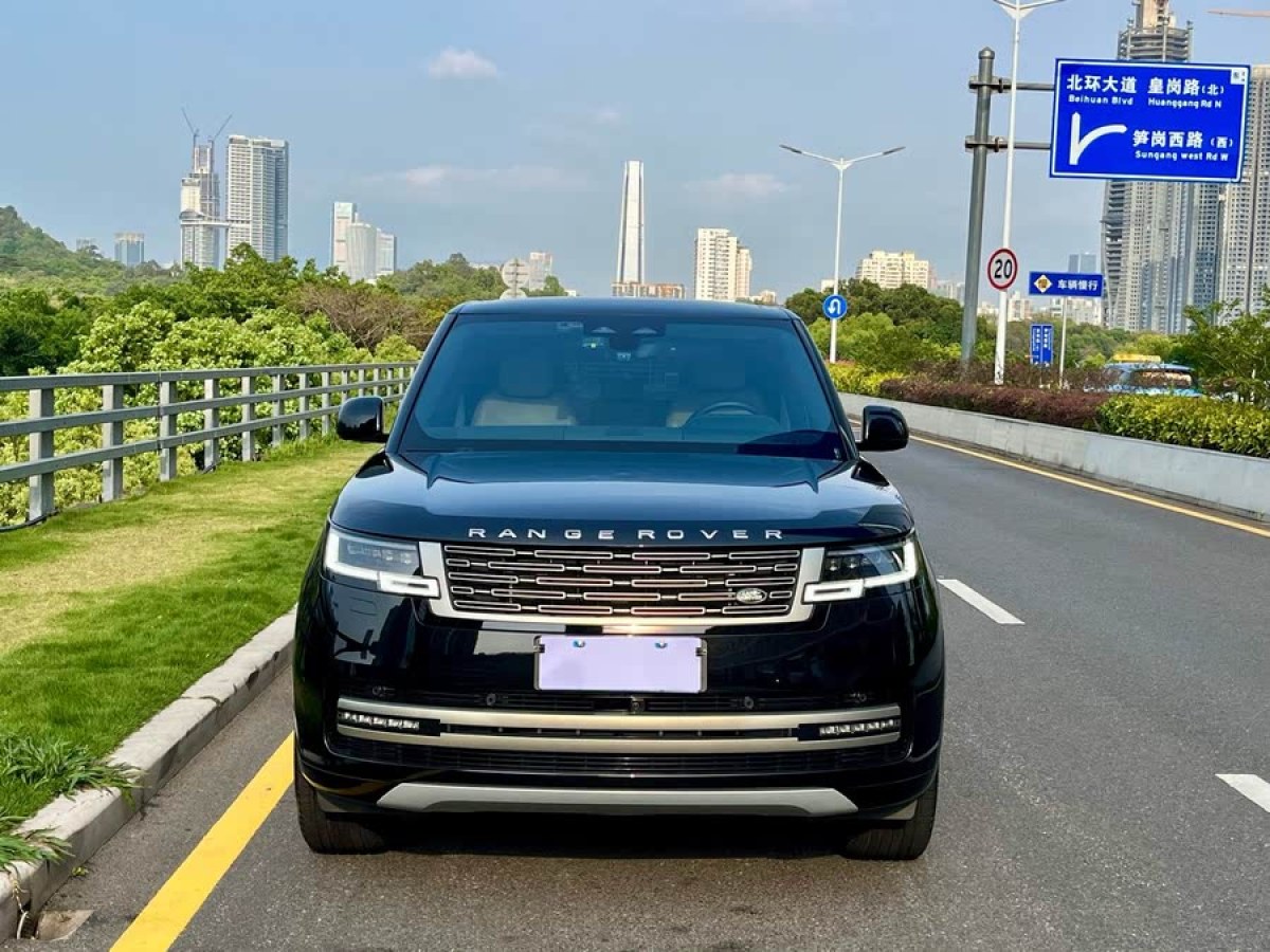 路虎 攬勝  2024款 3.0 L6 400PS 盛世加長(zhǎng)版 七座圖片