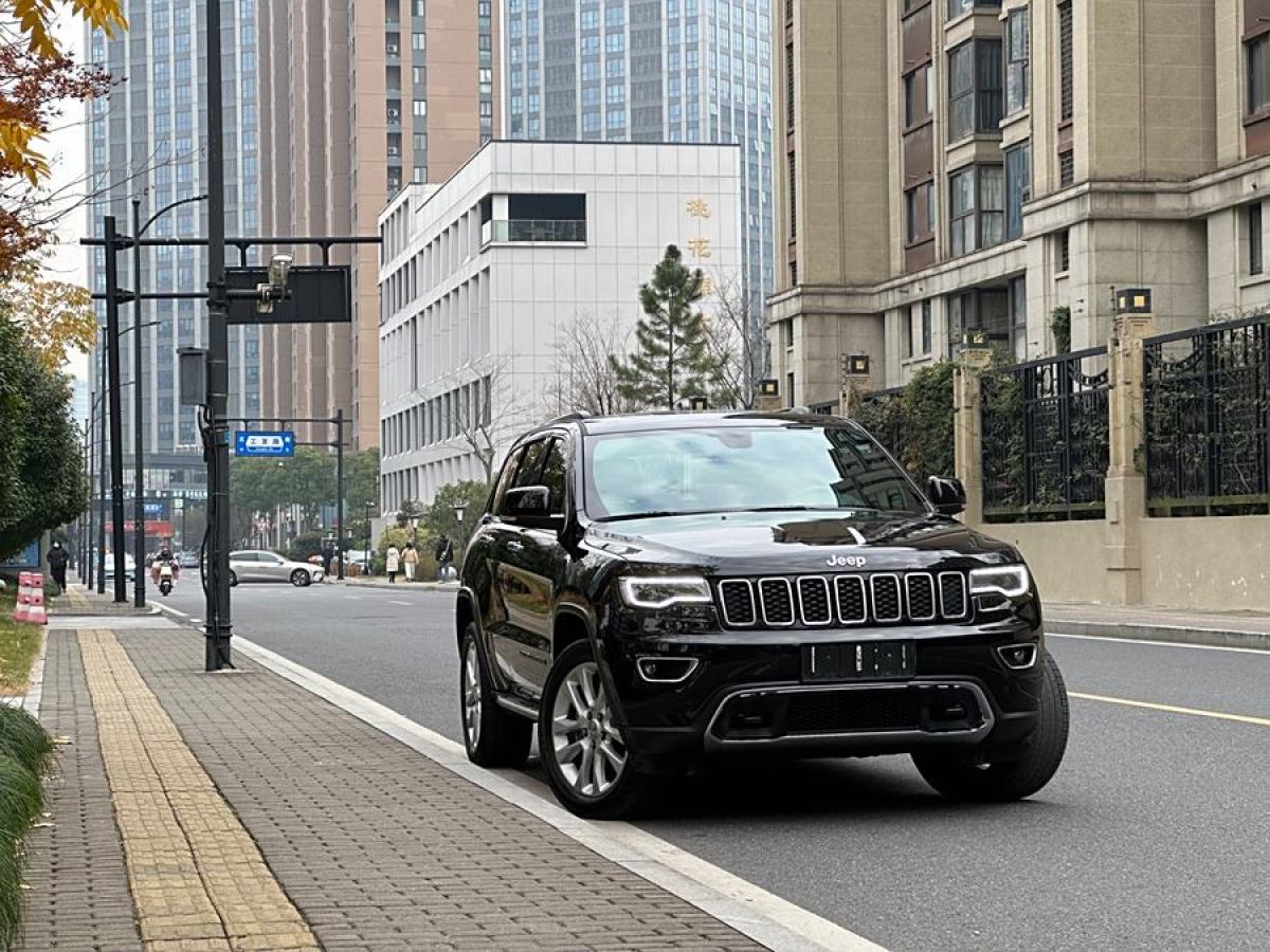 Jeep 大切諾基  2017款 3.0L 精英導(dǎo)航版圖片