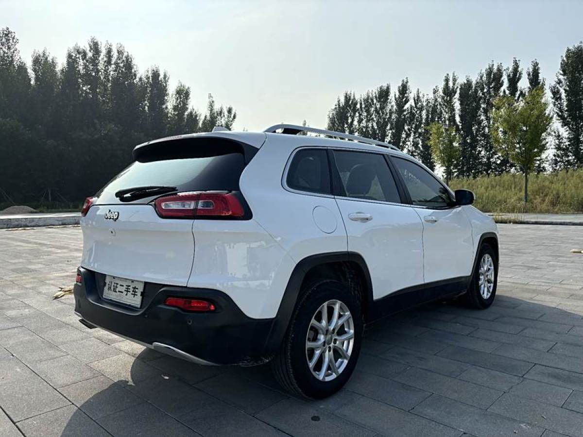 Jeep 自由光  2017款 2.0L 優(yōu)越版圖片