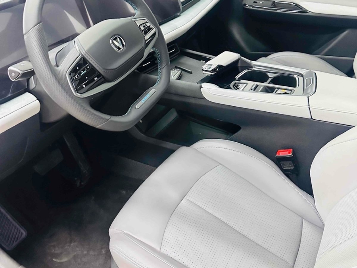 長(zhǎng)安 UNI-T  2023款 1.5T 尊貴型圖片